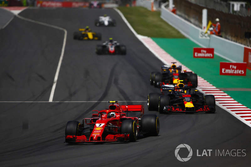 Kimi Raikkonen, Ferrari SF71H, Max Verstappen, Red Bull Racing RB14, y Daniel Ricciardo, Red Bull Racing RB14, detrás del safety car