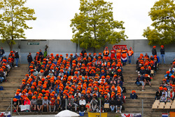Nederlandse fans van Max Verstappen, Red Bull Racing RB14, dragen oranje mutsen