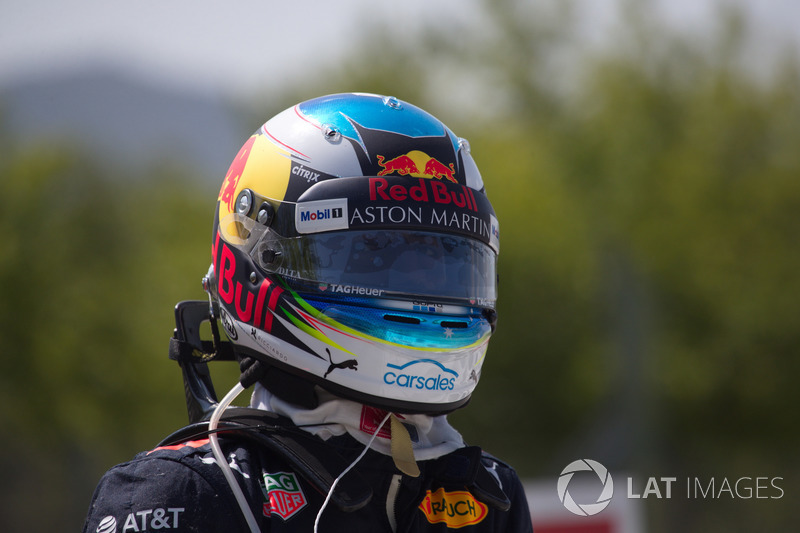 Daniel Ricciardo, Red Bull Racing crashed in FP1