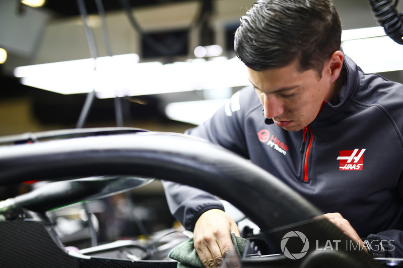 Un mecánico de Haas trabajando en la cabina de un Haas F1 Team VF-18