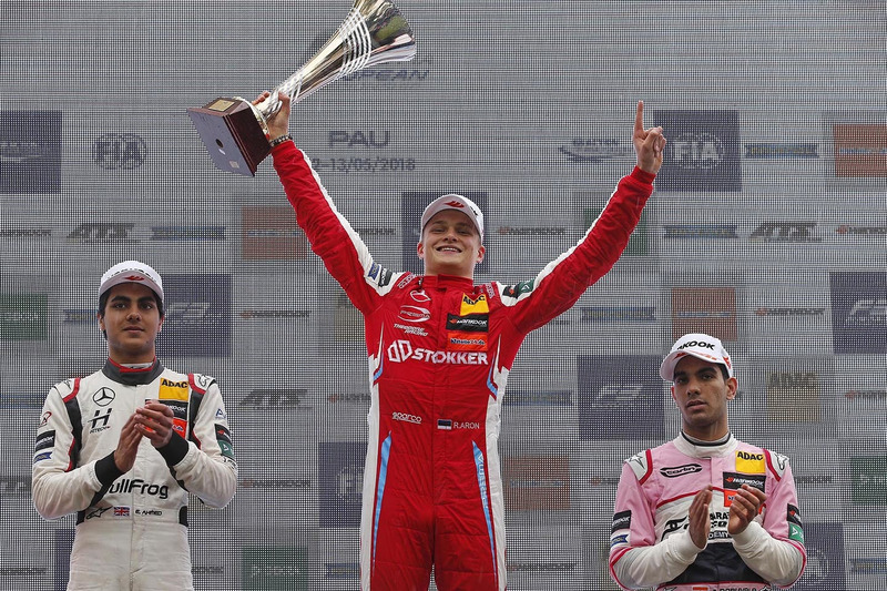 Podium : le vainqueur Ralf Aron, le deuxième Enaam Ahmed, le troisième Jehan Daruvala
