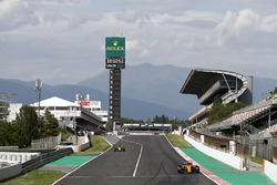 Stoffel Vandoorne, McLaren MCL33, voor Carlos Sainz Jr., Renault Sport F1 Team R.S. 18