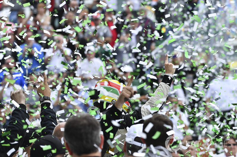 #5 Action Express Racing Cadillac DPi, P: Filipe Albuquerque celebrates in Victory Lane