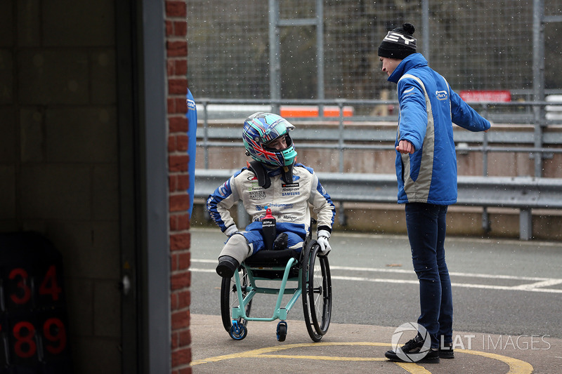 Billy Monger maakt zijn comeback door met Carlin een MVS Formule 3-bolide te testen