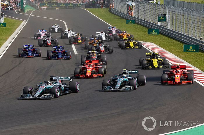 Lewis Hamilton, Mercedes AMG F1 W09,  Valtteri Bottas, Mercedes AMG F1 W09, Kimi Raikkonen, Ferrari SF71H, Sebastian Vettel, Ferrari SF71H, Nico Hulkenberg, Renault Sport F1 Team R.S. 18, Pierre Gasly, Toro Rosso STR13, Brendon Hartley, Toro Rosso STR13, al inicio de la carrera