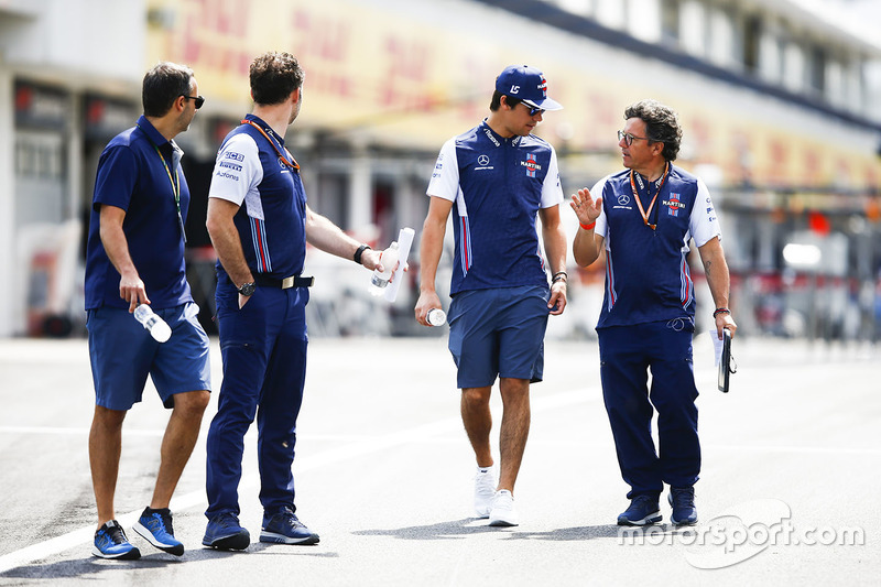 Lance Stroll, Williams Racing, parcourt la piste à pied avec l'ingénieur Luca Baldisserri, Williams F1, et son équipe