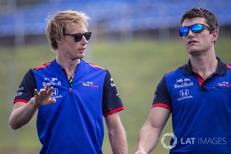 Brendon Hartley, Scuderia Toro Rosso, cammina lungo il circuito