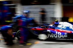 Pierre Gasly, Toro Rosso STR13, au stand