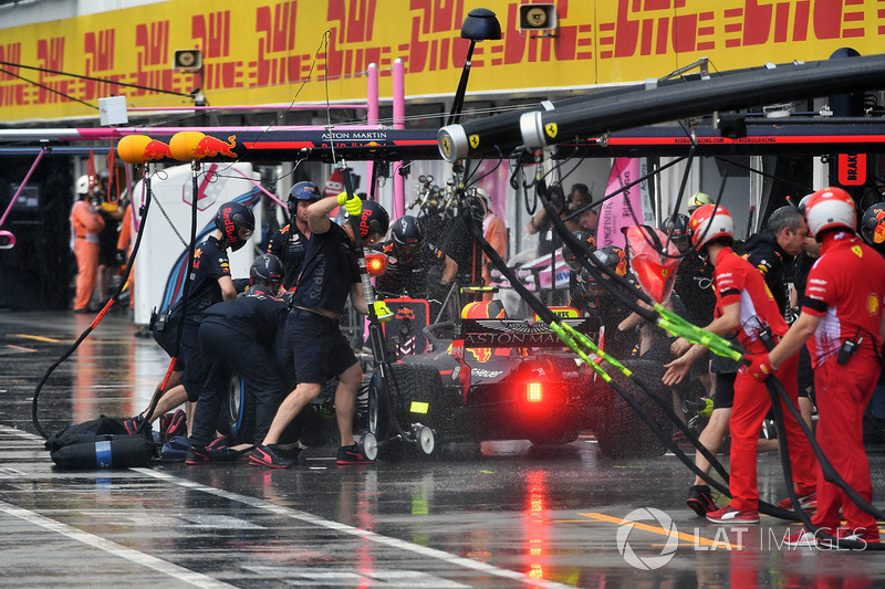 Max Verstappen, Red Bull Racing RB14 pit stop
