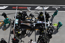 Lewis Hamilton, Mercedes-AMG F1 W09 au stand