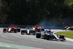 Lewis Hamilton, Mercedes AMG F1 W09, precede Valtteri Bottas, Mercedes AMG F1 W09, Sebastian Vettel, Ferrari SF71H, e Kimi Raikkonen, Ferrari SF71H, alla partenza della gara
