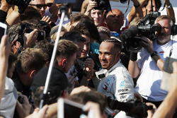 Yarışın kazananı Lewis Hamilton, Mercedes-AMG F1 kapalı parkta kutlama yapıyor