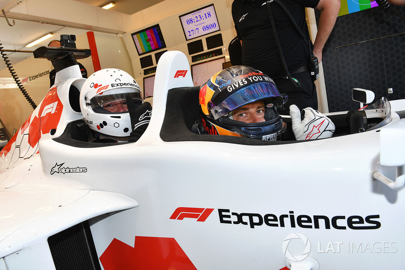 Patrick Friesacher, supir F1 Experiences, bersama penumpang