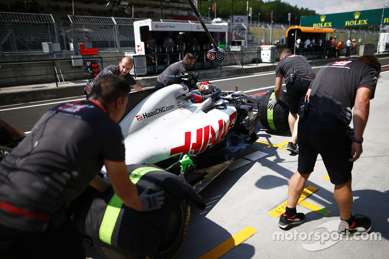Romain Grosjean, Haas F1 Team VF-18, is returned to the garage