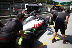 Romain Grosjean, Haas F1 Team VF-18, rentre au garage