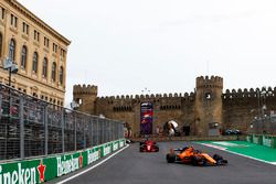 Stoffel Vandoorne, McLaren MCL33 Renault, Kimi Raikkonen, Ferrari SF71H