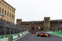 Stoffel Vandoorne, McLaren MCL33 Renault, Kimi Raikkonen, Ferrari SF71H