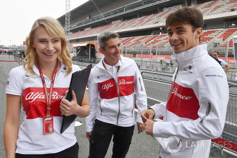 Ruth Buscombe, ingegnere della strategia Sauber, Xevi Pujolar, capo dell'ingegneria in pista Sauber e Charles Leclerc, Sauber