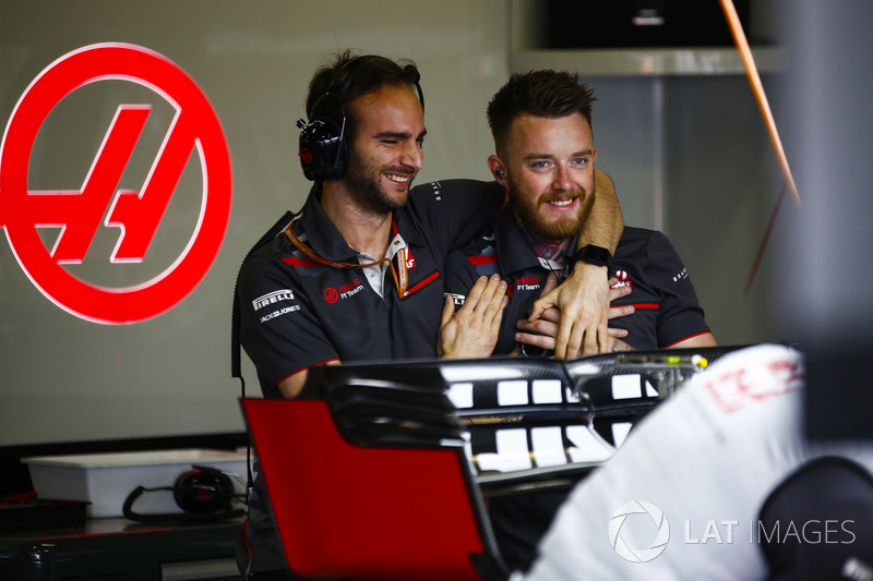 Personal de Haas en el trabajo en el garaje del equipo