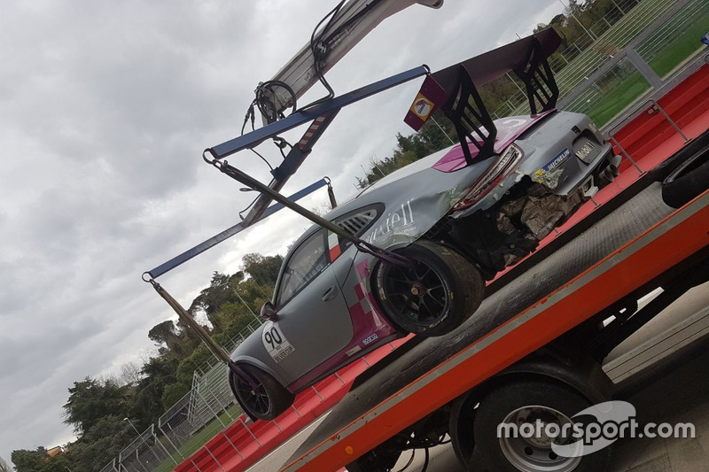 La Porsche 911 GT3 di Nicola Michelon / Fabio Nalucci / Luca Lorenzini, Shade Motorsport viene riportata ai box dopo l'incidente