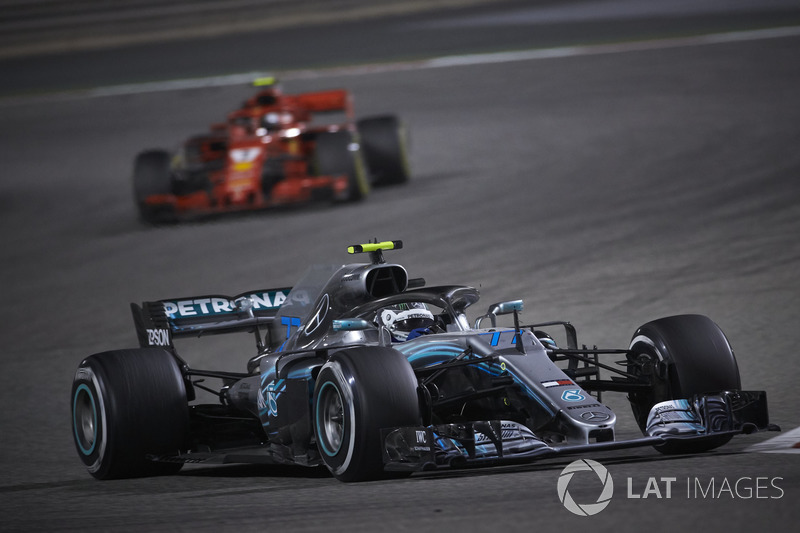 Valtteri Bottas, Mercedes AMG F1 W09, Kimi Raikkonen, Ferrari SF71H