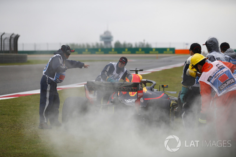 Oficiales usan extinguidores en el Red Bull Racing RB14 Tag Heuer de Daniel Ricciardo