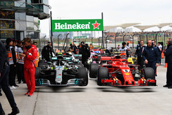 Автомобили Mercedes AMG F1 W09 Валттери Боттаса и Ferrari SF71H Себастьяна Феттеля