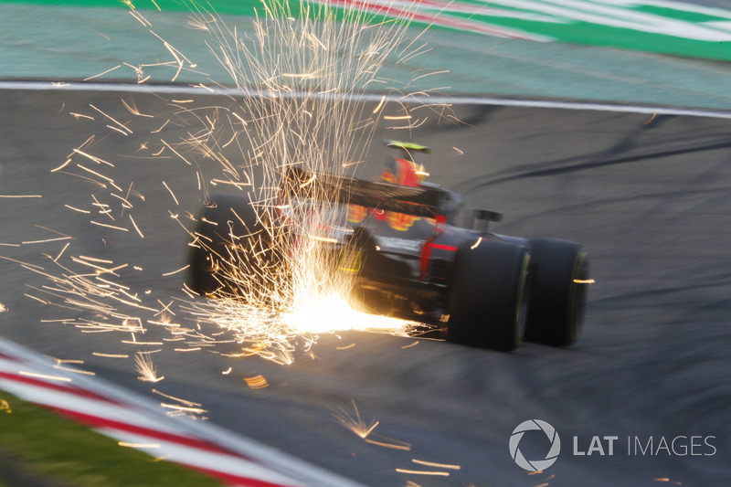 Si alzano scintille dalla monoposto di Max Verstappen, Red Bull Racing RB14 Tag Heuer
