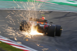 Des étincelles volent de la voiture de Max Verstappen, Red Bull Racing RB14 Tag Heuer
