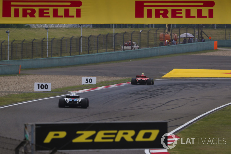 Kimi Raikkonen, Ferrari SF71H y Sergey Sirotkin, Williams FW41 Mercedes