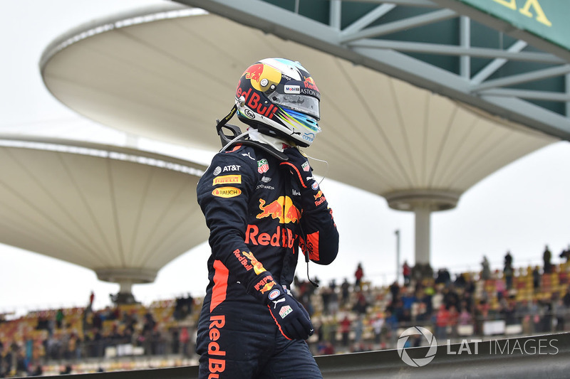 Daniel Ricciardo, Red Bull Racing stopped on track in FP3