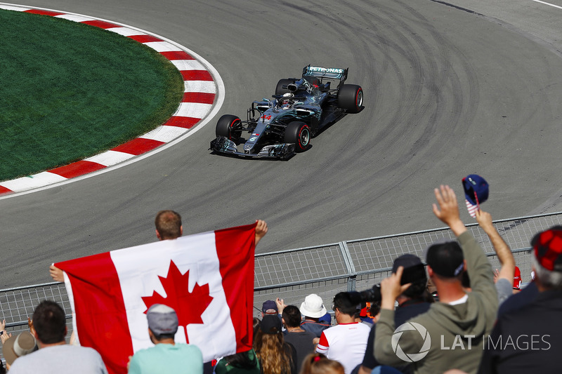 Lewis Hamilton, Mercedes AMG F1 W09, melambaikan tangan ke penonton