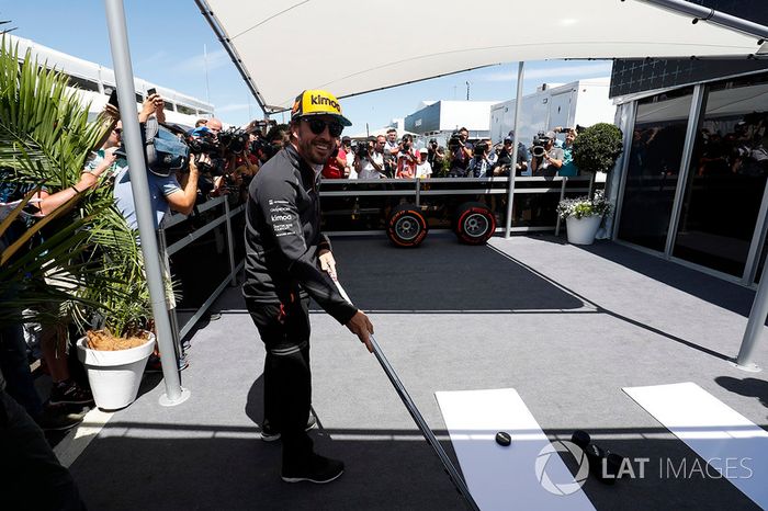 Fernando Alonso, McLaren, prueba con el hockey