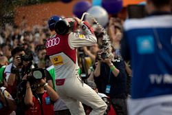 Podium: race winner Daniel Abt, Audi Sport ABT Schaeffler, sprays the champagne