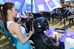La Grid Girl du Fanboost et l'EJ, signent des autographes pour les fans