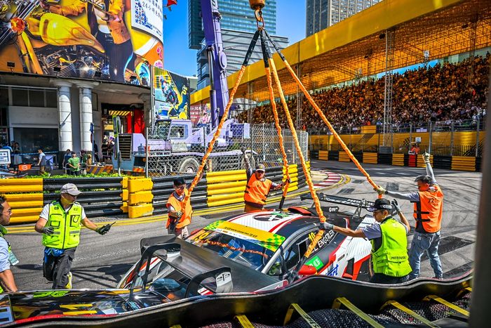 Luca Engstler, Absolute Corse Lamborghini Huracan GT3 Evo 2 crash