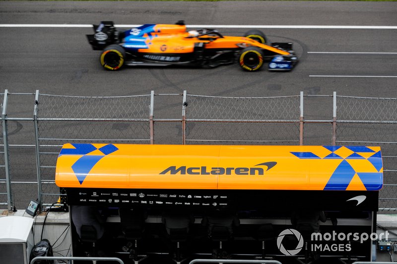 Carlos Sainz Jr, McLaren MCL34, pasa por delante del pórtico de foso McLaren