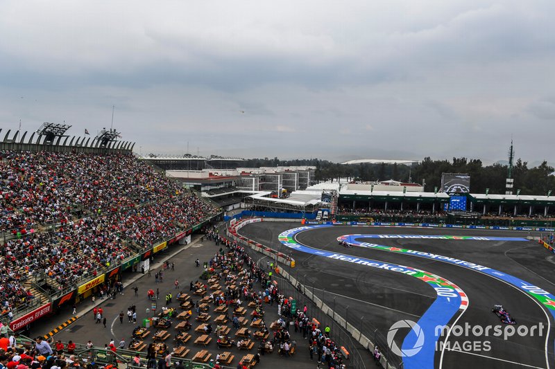 Daniil Kvyat, Toro Rosso STR14, leads Pierre Gasly, Toro Rosso STR14