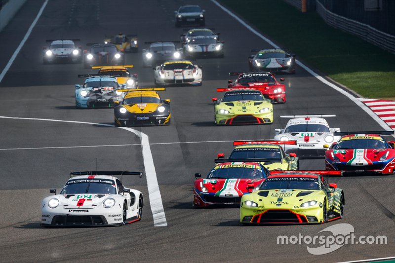 Start action, GTE Pro, #92 Porsche GT Team Porsche 911 RSR - 19: Michael Christensen, Kevin Estre leads