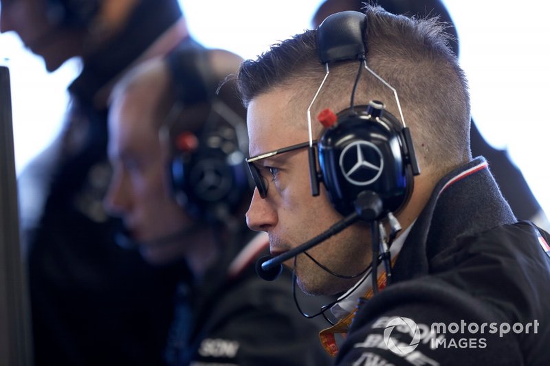 Ingegneri Mercedes al lavoro in garage