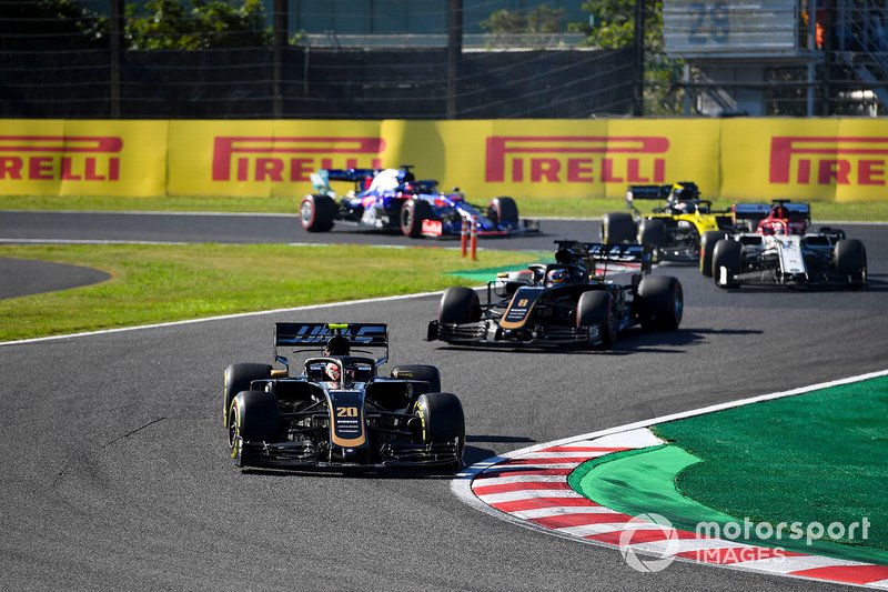 Kevin Magnussen, Haas F1 Team VF-19, lidera Romain Grosjean, Haas F1 Team VF-19, Kimi Raikkonen, Alfa Romeo Racing C38, Daniel Ricciardo, Renault F1 Team R.S.19, y Daniil Kvyat, Toro Rosso STR14