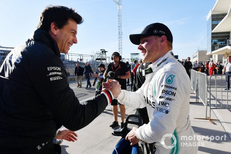 Valtteri Bottas, Mercedes AMG F1, viert de pole met Toto Wolff, Executive Director (Business), Mercedes AMG