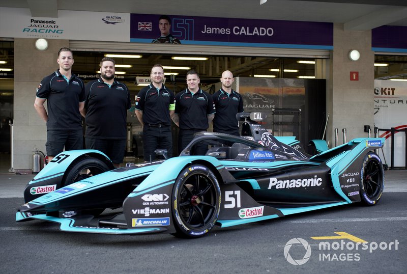 Membri del team con James Calado's, Panasonic Jaguar Racing, Jaguar I-Type 4