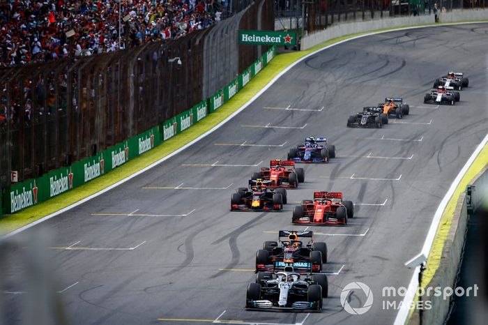 Lewis Hamilton, Mercedes AMG F1 W10, Max Verstappen, Red Bull Racing RB15, Sebastian Vettel, Ferrari SF90, Alexander Albon, Red Bull RB15, Charles Leclerc, Ferrari SF90, al inicio