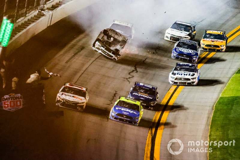 Accidente de la última vuelta Ryan Newman, Roush Fenway Racing, Ford Mustang Koch Industries, Ryan Blaney, Team Penske, Ford Mustang Menards / Peak, Denny Hamlin, Joe Gibbs Racing, Toyota Camry FedEx Express