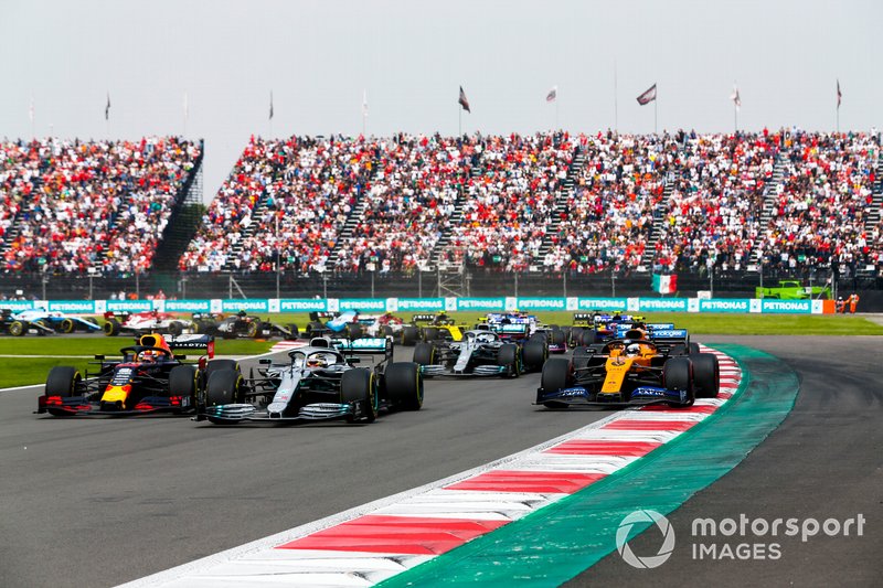 Max Verstappen, Red Bull Racing RB15, Lewis Hamilton, Mercedes AMG F1 W10 and Lando Norris, McLaren MCL34 battle