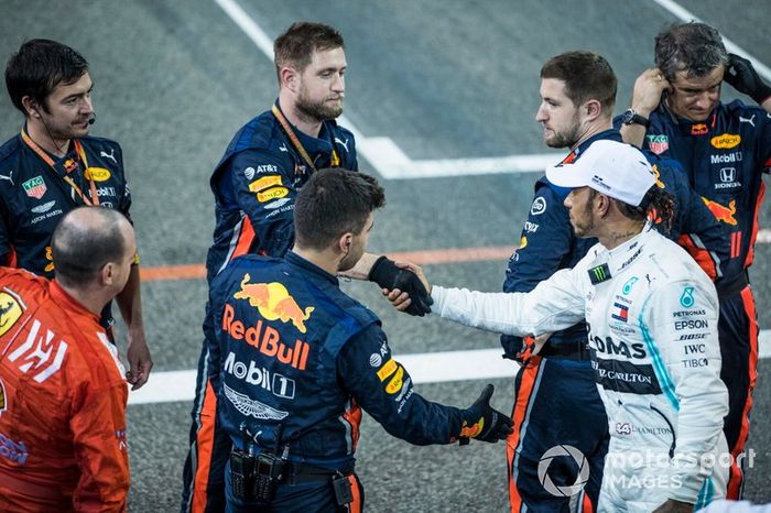 Lewis Hamilton, Mercedes AMG F1, 1ª posición, da la mano a los mecánicos de Red Bull al final de la carrera