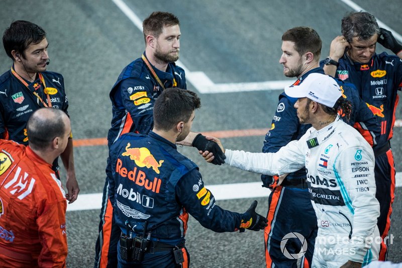 Lewis Hamilton, Mercedes AMG F1, 1ª posición, da la mano a los mecánicos de Red Bull al final de la carrera