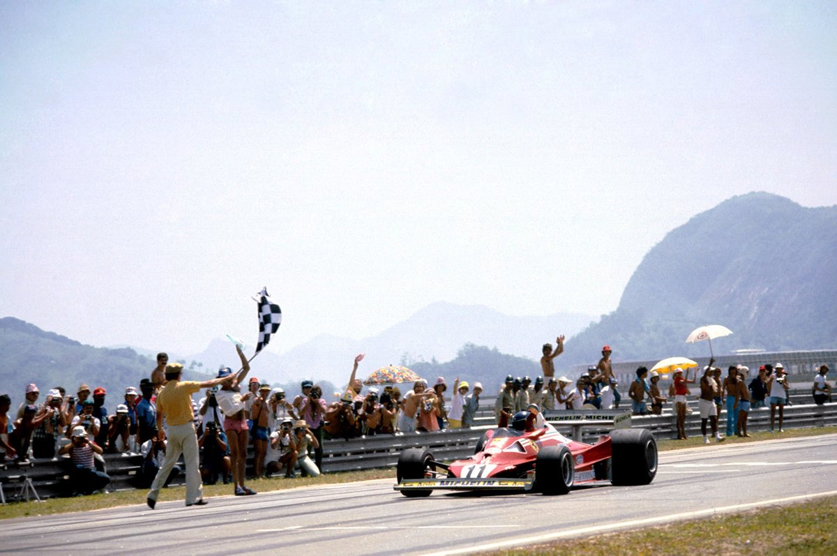 Carlos Reutemann, Ferrari 312T2 toma la bandera a cuadros para asegurar su primera victoria en la carrera con Ferrari y conseguir la primera victoria para el fabricante de neumáticos Michelin