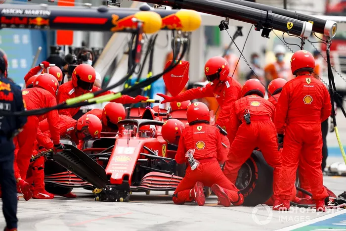 Charles Leclerc, Ferrari SF1000, en pits
